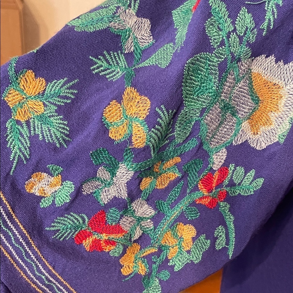 🚂🚂🚂BOGOHO 🚂🚂🚂Embroidered Blue Women's Top-Small - Picture 4 of 9